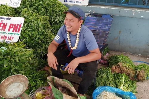 Anh Minh bán rau từ chối nhận tiền ủng hộ