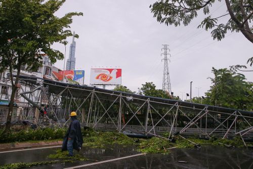 Biển quảng cáo đổ sập sau cơn mưa lớn ở TP.HCM