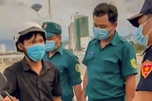 Kiểm điểm phó chủ tịch phường giam xe người đi mua bánh mì