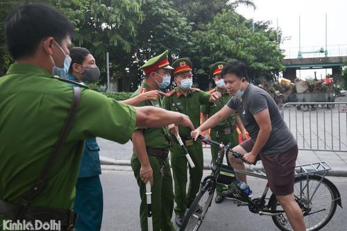 Hà Nội: Người dân phớt lờ lệnh cấm thể dục ngoài trời, bị xử phạt hành chính tại hồ Tây