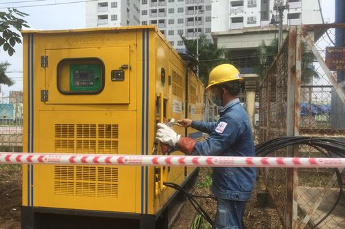 Gấp rút cấp điện cho 2 bệnh viện dã chiến quy mô 6.000 giường bệnh