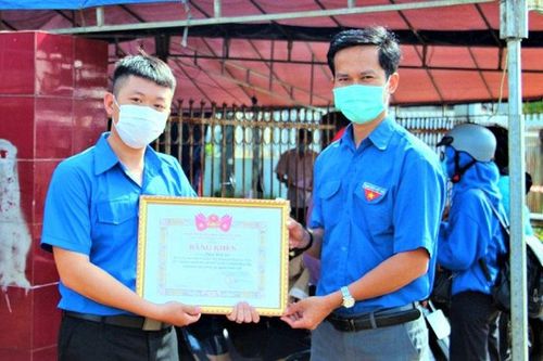 Trả lại 240 triệu đồng cho người để quên ở chốt kiểm dịch
