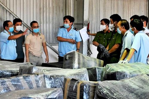 Bắt giữ vụ buôn lậu lô hàng nghi sừng tê giác và xương động vật hoang dã