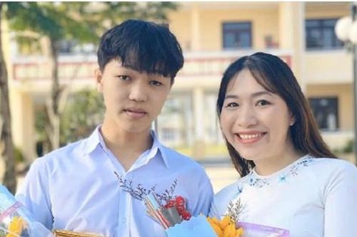 Học trò nghèo ở xứ Quảng đạt điểm 10 môn Văn