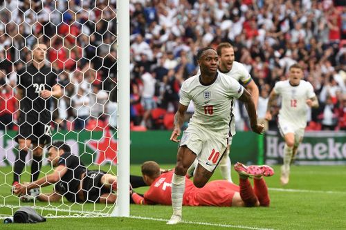 Sterling sắp thành 'vật tế thần' của Man City?