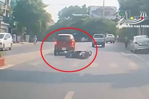 Ô tô 'cố tình' tạt đầu, gây tai nạn cho xe máy