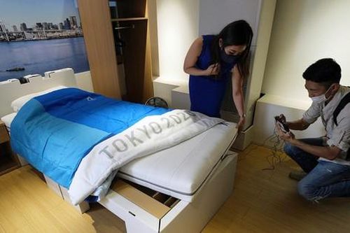 Vận động viên thử nghiệm tính năng 'chống gần gũi' của giường ngủ làng Olympic Tokyo
