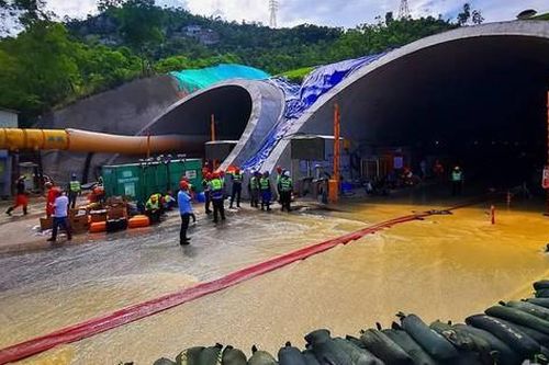 Trung Quốc: 14 người mất tích trong đường hầm ngập nước