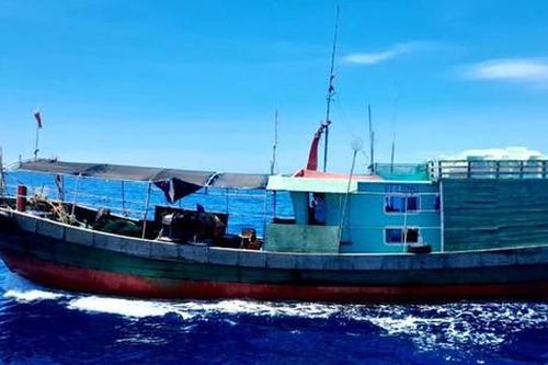 Đẩy đuổi tàu cá Trung Quốc xâm phạm vùng biển Quảng Bình