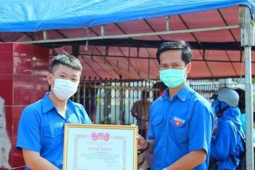 Chàng trai trả lại 240 triệu đồng cho người dân để quên ở chốt kiểm dịch