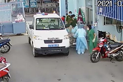 Thượng úy công an lái xe chuyên dụng đưa sản phụ mang thai đôi đi sinh