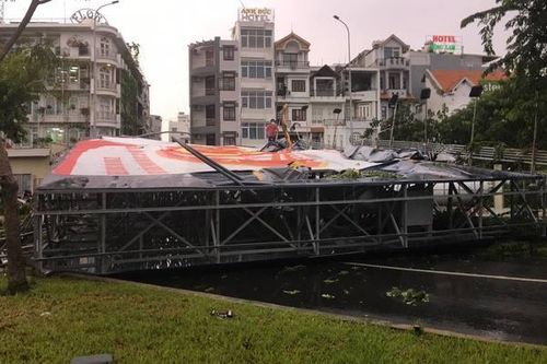 TP.HCM xuất hiện 'cuồng phong' quật ngã bảng hiệu, cuốn bay mái tôn