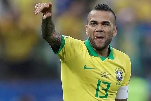 HLV lý giải quyết định gọi Dani Alves vào đội tuyển Brazil