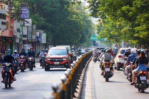 Đường phố Hà Nội ngày đầu thực hiện công điện số 15 vẫn đông đúc