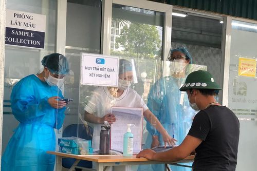 Hà Nội: Người dân đổ xô đi xét nghiệm kháng nguyên SARS-CoV-2