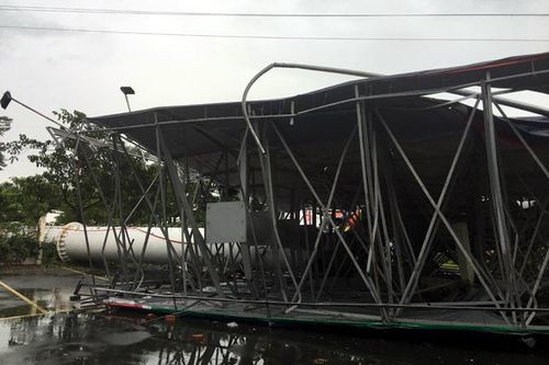 TP Hồ Chí Minh: Dông lốc kinh hoàng quật đổ bảng quảng cáo, người đi đường