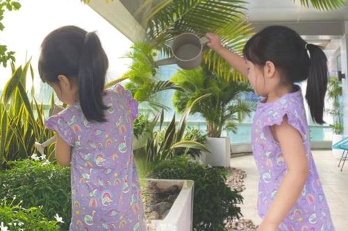 Hoa hậu Đặng Thu Thảo khoe ảnh con gái giúp mẹ tưới cây, ra dáng chị cả trong gia đình