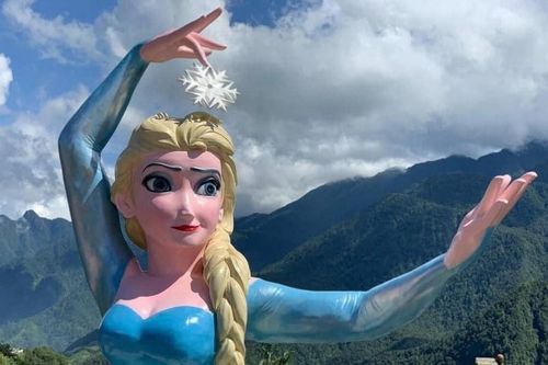 Phiên bản Elsa 'mặt gãy mắt lác' ở Sa Pa khiến dân tình khóc thét, chính quyền nói gì?