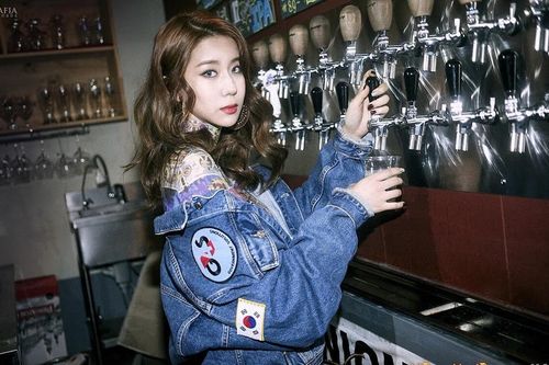 Thừa nhận bản thân là người song tính và bị nhiều người soi mói, nữ ca sĩ Hàn Quốc 'phản pháo'