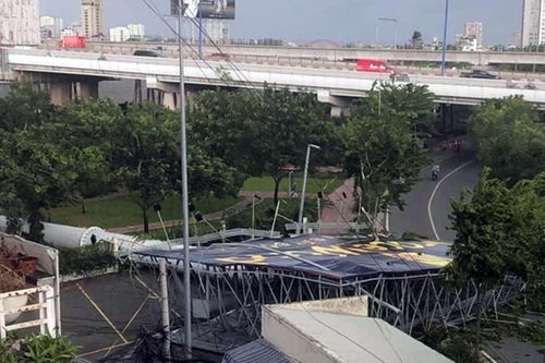 TP.HCM: Giông lốc kèm mưa lớn kinh hoàng quật ngã bảng quảng cáo 'khổng lồ' ngoài trời