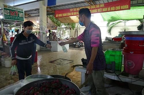 TPHCM: Chợ truyền thống siết chặt hoạt động, kiểm soát chặt chẽ người ra vào