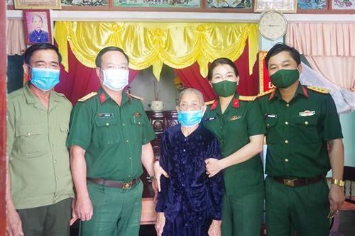 Bộ Chỉ huy Quân sự tỉnh Quảng Trị thăm, tặng quà gia đình Mẹ Việt Nam anh hùng