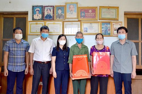 Đồng chí Lê Thị Thanh Trà thăm, tặng quà gia đình chính sách huyện Yên Sơn