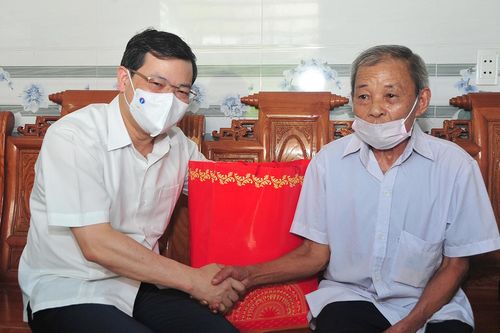 Chủ tịch UBND tỉnh Nguyễn Văn Sơn tặng quà gia đình chính sách huyện Hàm Yên