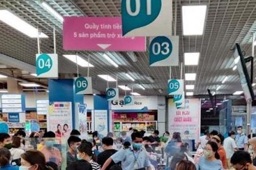 Hà Nội siết quy định chống dịch, người dân đổ xô ra siêu thị