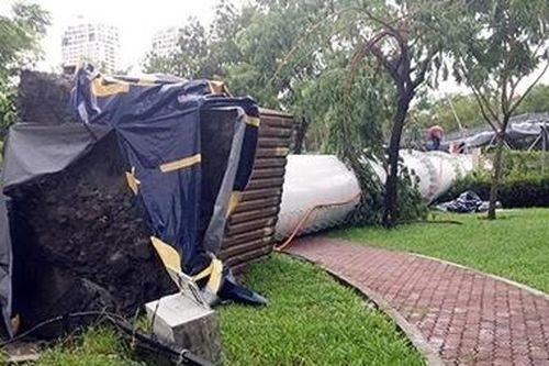 Giông lốc trong cơn mưa lớn, trụ quảng cáo cao hơn 20m đổ sập