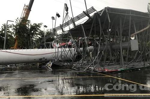Bảng quảng cáo ngoài trời cao hàng chục mét đổ xuống công viên ở TPHCM