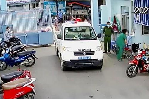 Thượng úy Công an chở sản phụ song thai đến bệnh viện cấp cứu kịp thời