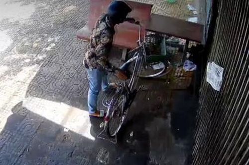 Hai đối tượng trộm chiếc xe đạp tại cửa tiệm nghỉ mùa dịch