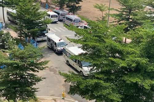 Xe cứu thương nối đuôi chở F0 triệu chứng nhẹ vào khu điều trị ở TP.HCM