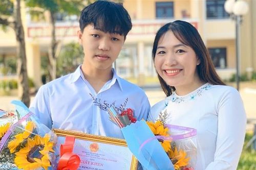Chân dung cậu học trò nghèo Quảng Nam đạt điểm 10 môn Văn