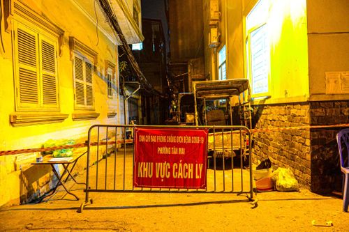 Thêm 41 người nghi mắc COVID-19, Hà Nội tạm phong tỏa nhiều địa điểm
