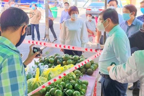 Thành phố Hồ Chí Minh mở lại chợ truyền thống trong điều kiện an toàn