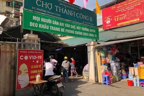 Ngày đầu thực hiện Công điện 15, đường phố Hà Nội vẫn đông, người dân tuân thủ việc đeo khẩu trang