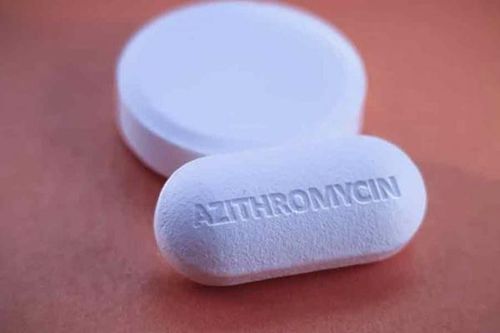 Kháng sinh azithromycin không hiệu quả với bệnh nhân COVID-19 ngoại trú