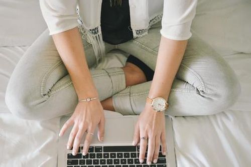 Trắc nghiệm vui: Cách bạn ngồi bệt trên mặt đất tiết lộ gì về tính cách của bạn?
