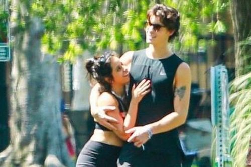 Camila Cabello bên bạn trai Shawn Mendes
