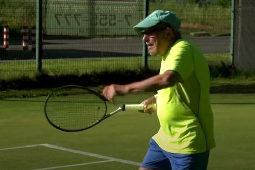 Tay vợt người Ukraine vẫn ra sân chơi tennis ở tuổi 97