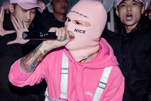 Binz và dàn rapper che kín mặt bằng phụ kiện độc lạ