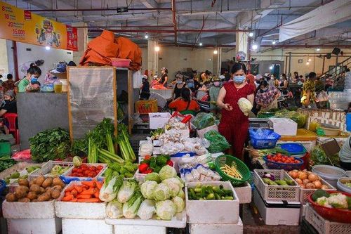 Giá rau củ tại chợ TP.HCM hạ nhiệt, người đến siêu thị giảm mạnh