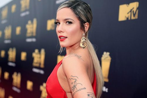 Ca sĩ Halsey sinh con đầu lòng
