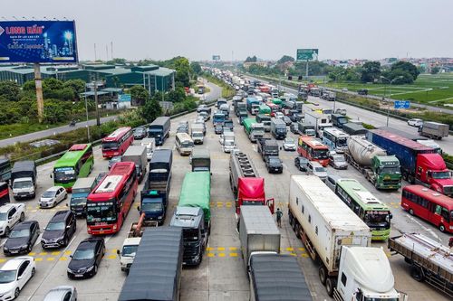 Chờ 2 giờ chưa qua được chốt kiểm dịch Pháp Vân