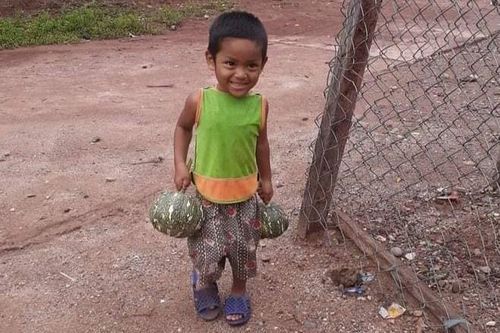 Sự thật bức ảnh 'bé mồ côi ủng hộ 2 quả bí chống dịch'