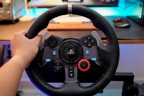 Dịch vụ cho thuê vô lăng lái xe, máy chơi game PS4 nở rộ mùa dịch