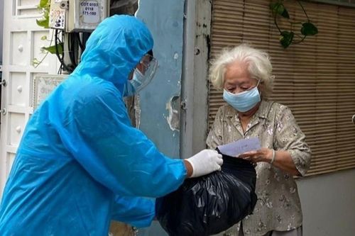 Một ngày làm việc của các tình nguyện viên chống dịch ở TP.HCM
