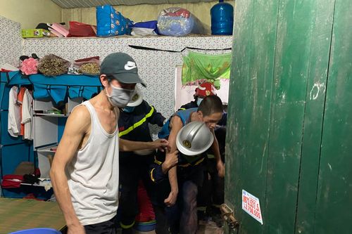 Cảnh sát đục tường để giải cứu cháu bé bị mắc kẹt